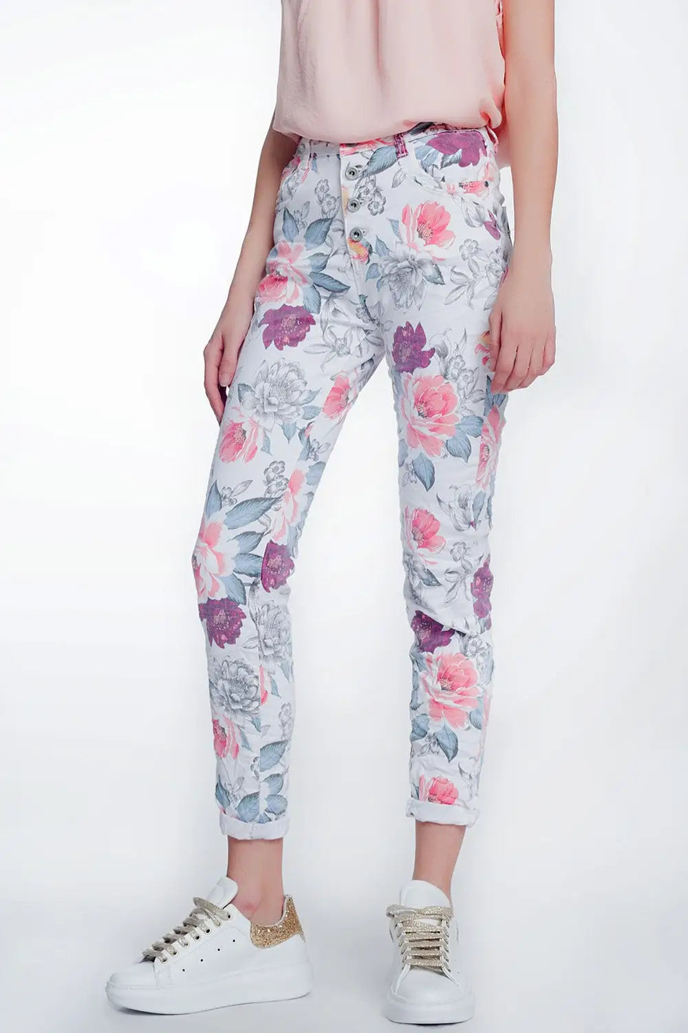 Q2 White boyfriend jeans with floral print