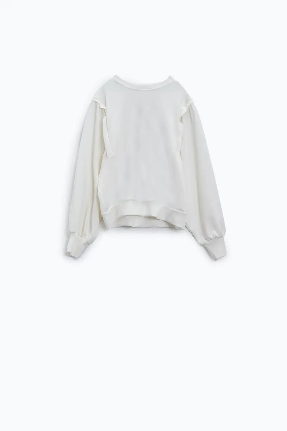 Q2 White long-sleeved sweater with frontal sewn details on the sides
