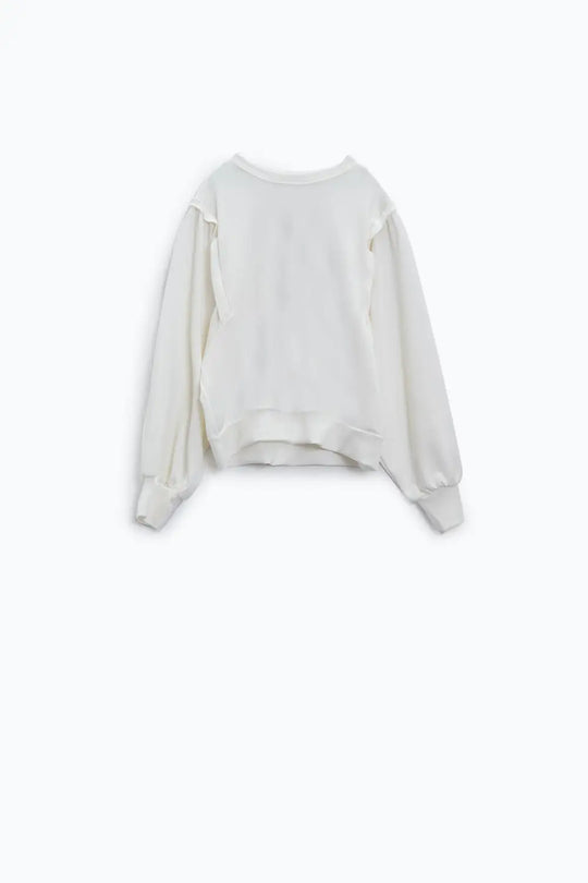 Q2 White long-sleeved sweater with frontal sewn details on the sides