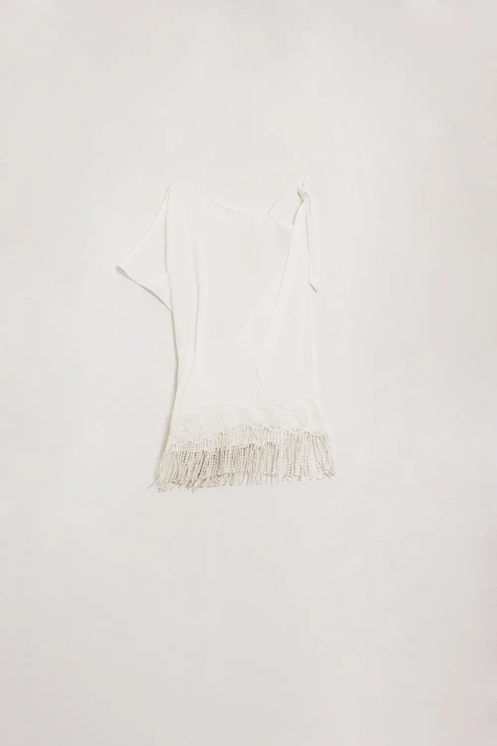 Q2 White One shoulder Kinomo With lace and fringe edge