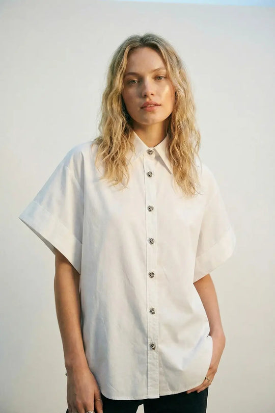 Q2 White Short-Sleeve Kimono Shirt with silver buttons
