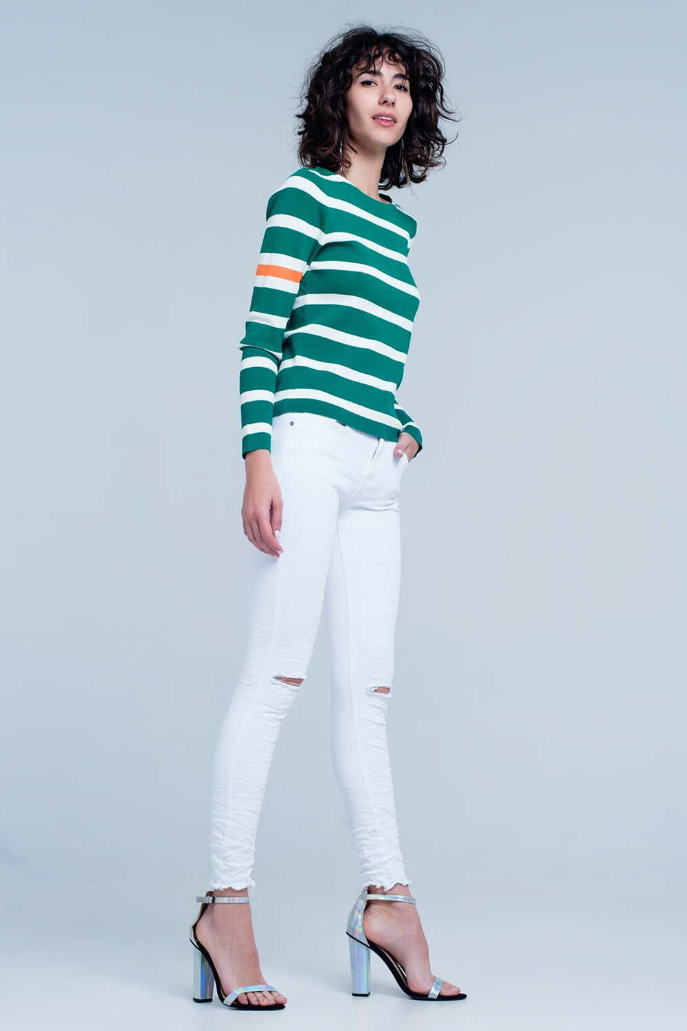 White skinny jeans with ripped knees detail