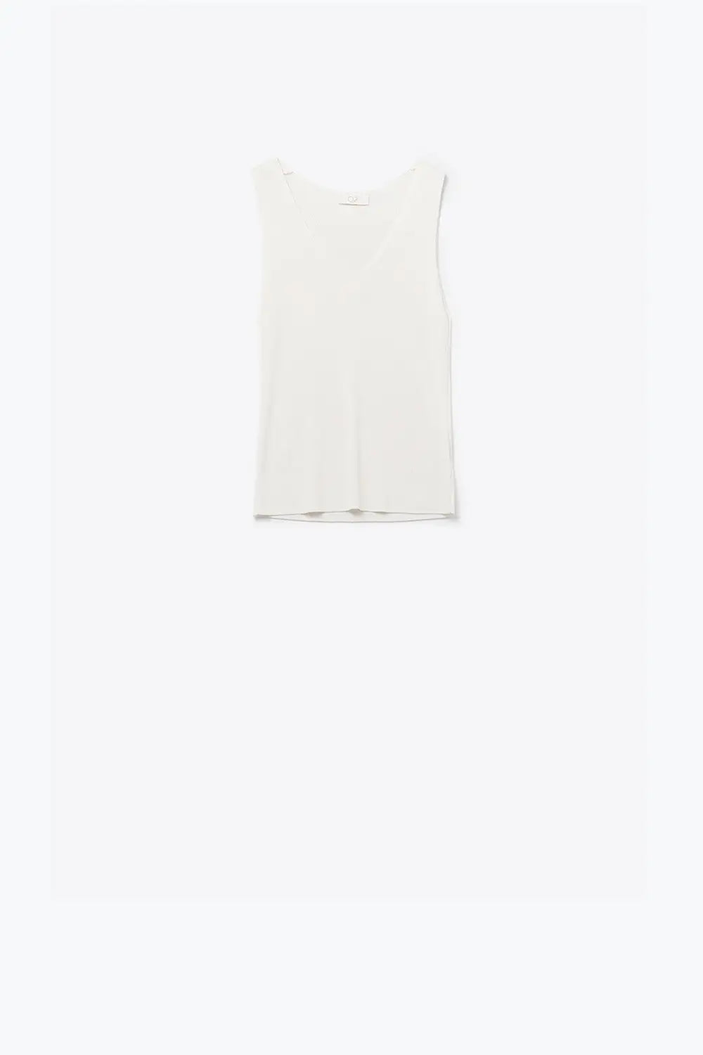 Q2 White sleeveless fine knitted top With V-Neck