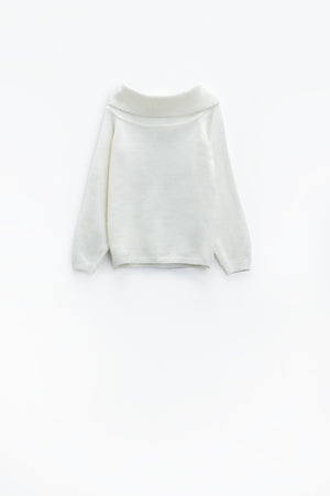 Q2 White sweater with a boat neckline