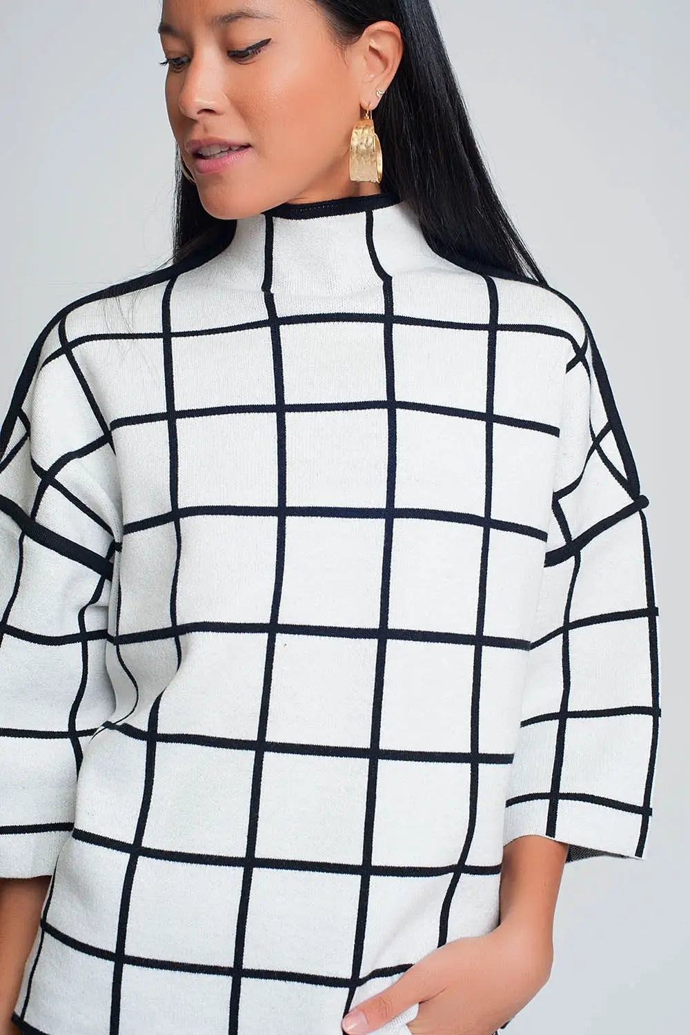 Q2 White sweater with chequered print in 3/4 sleeve and high neck