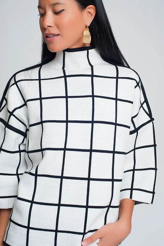 Q2 White sweater with chequered print in 3/4 sleeve and high neck