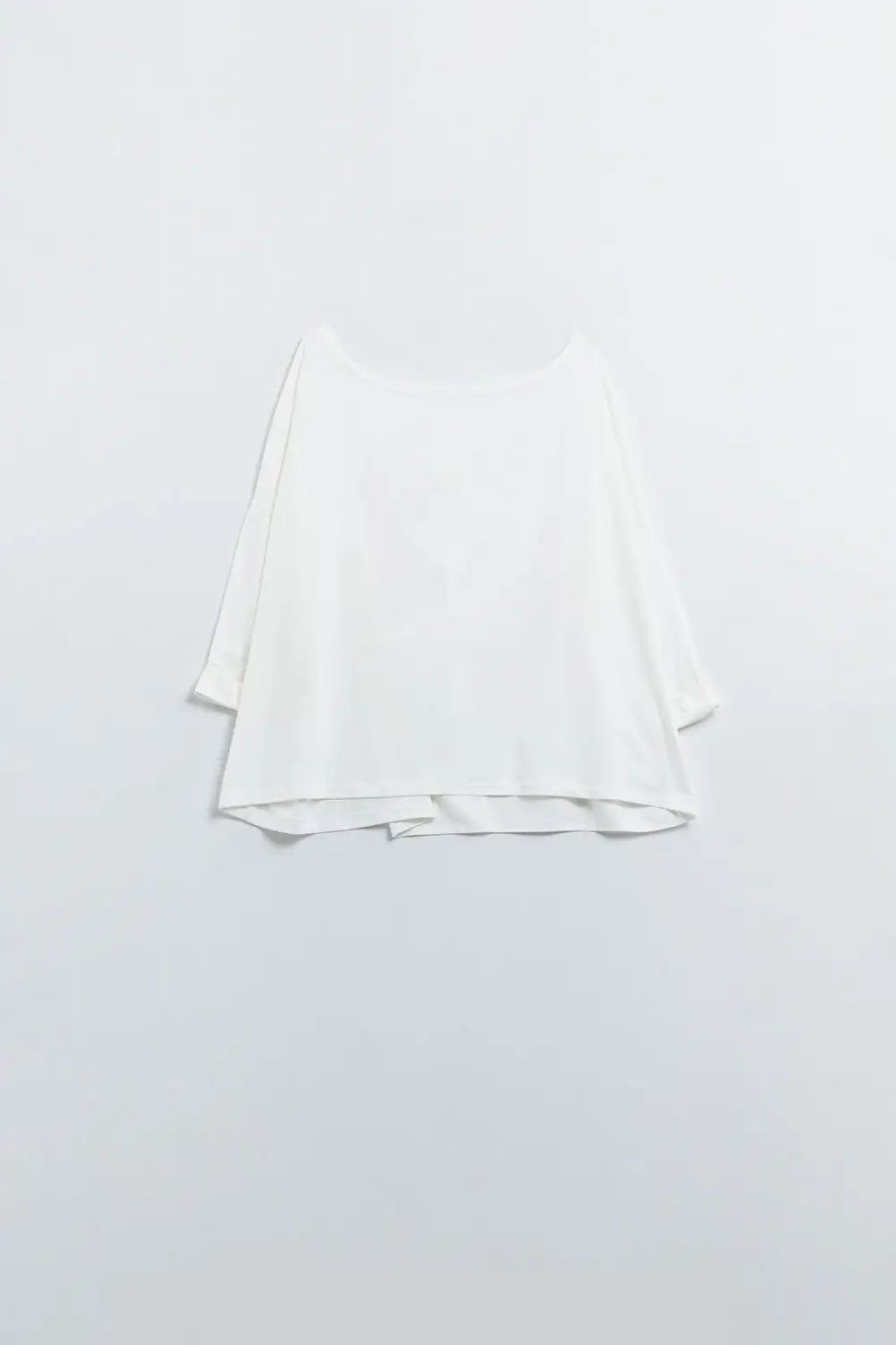 Q2 white T-shirt made of fine stretch fabric with a boat neck