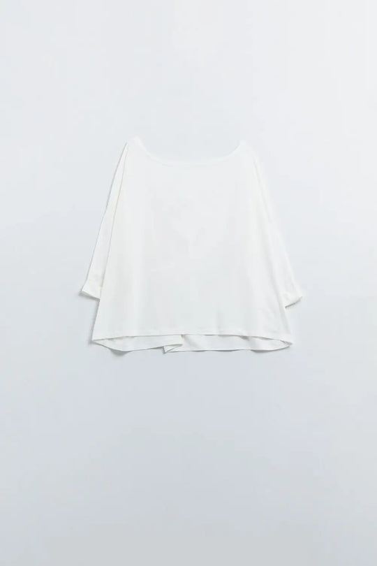 Q2 white T-shirt made of fine stretch fabric with a boat neck
