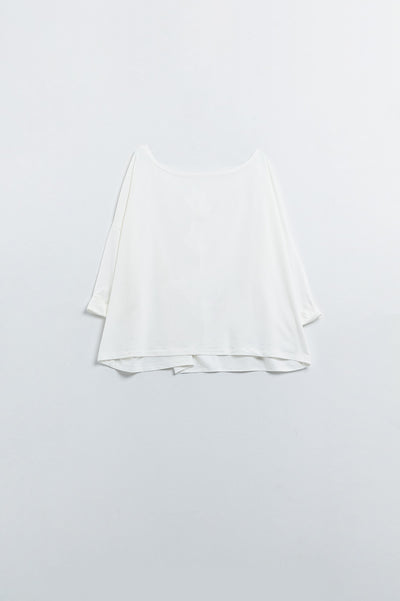 Q2 white T-shirt made of fine stretch fabric with a boat neck