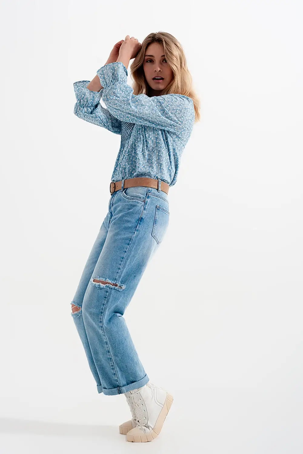 Q2 Wide leg jean with knee rips washed blue