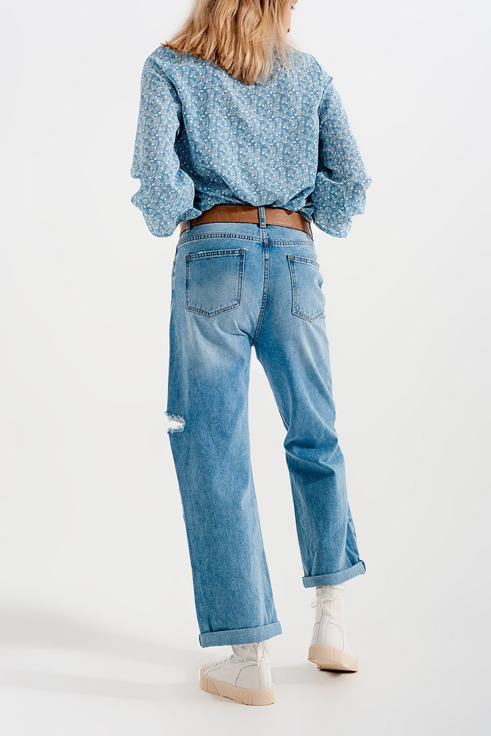 Wide leg jean with knee rips washed blue