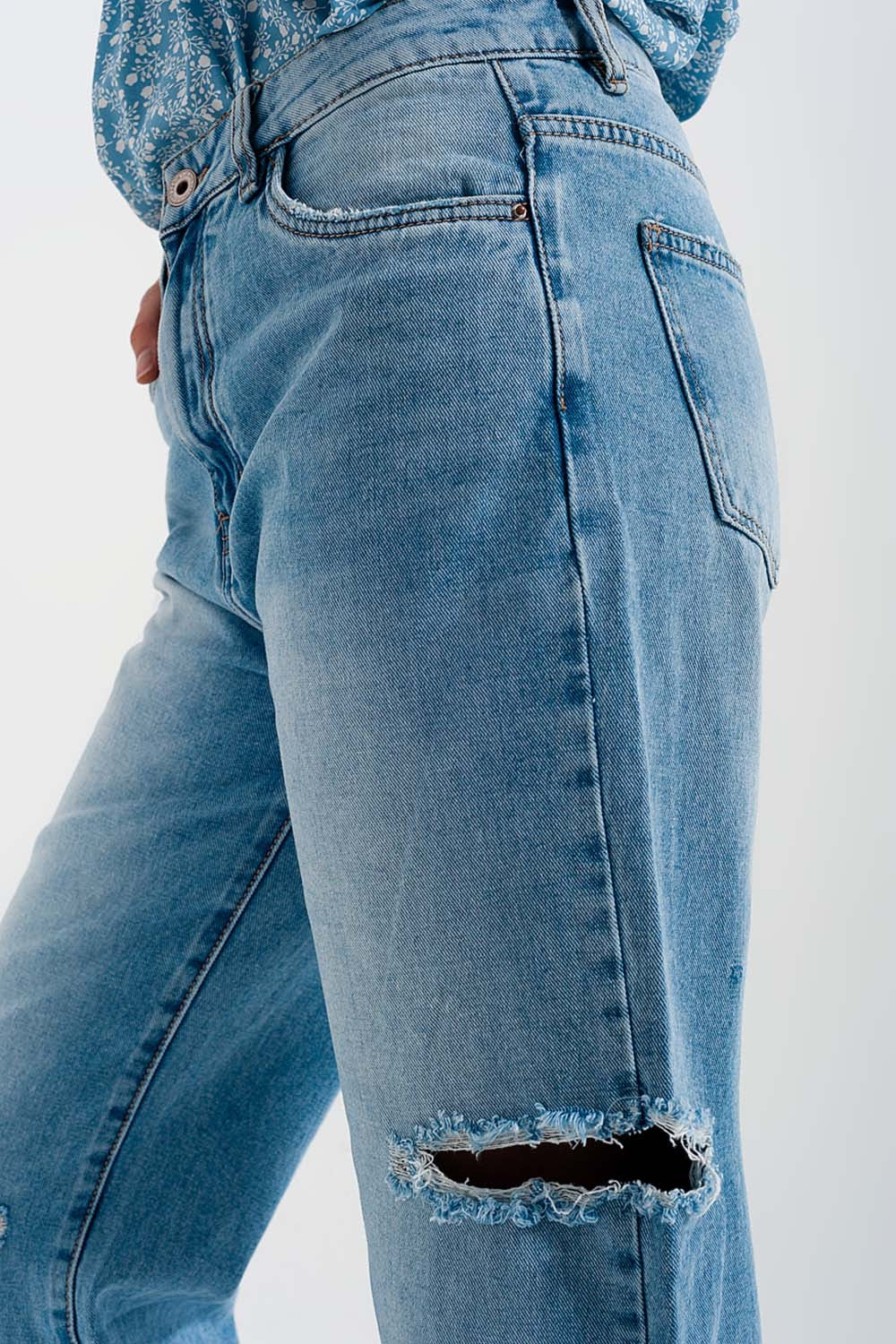 Wide leg jean with knee rips washed blue