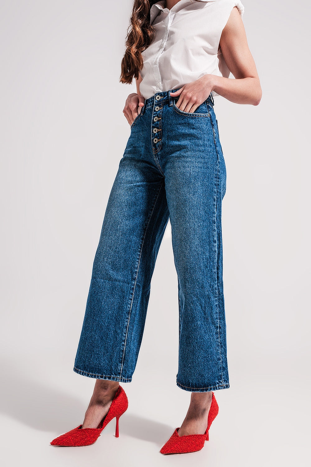 Wide leg jeans with exposed buttons