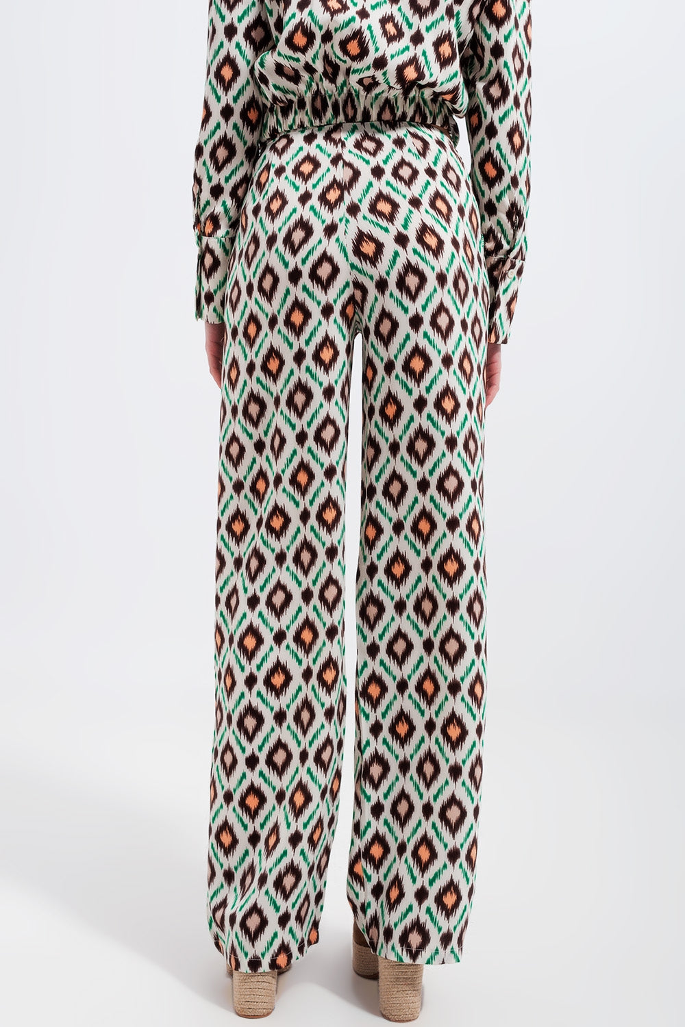 Wide leg pants in geo print