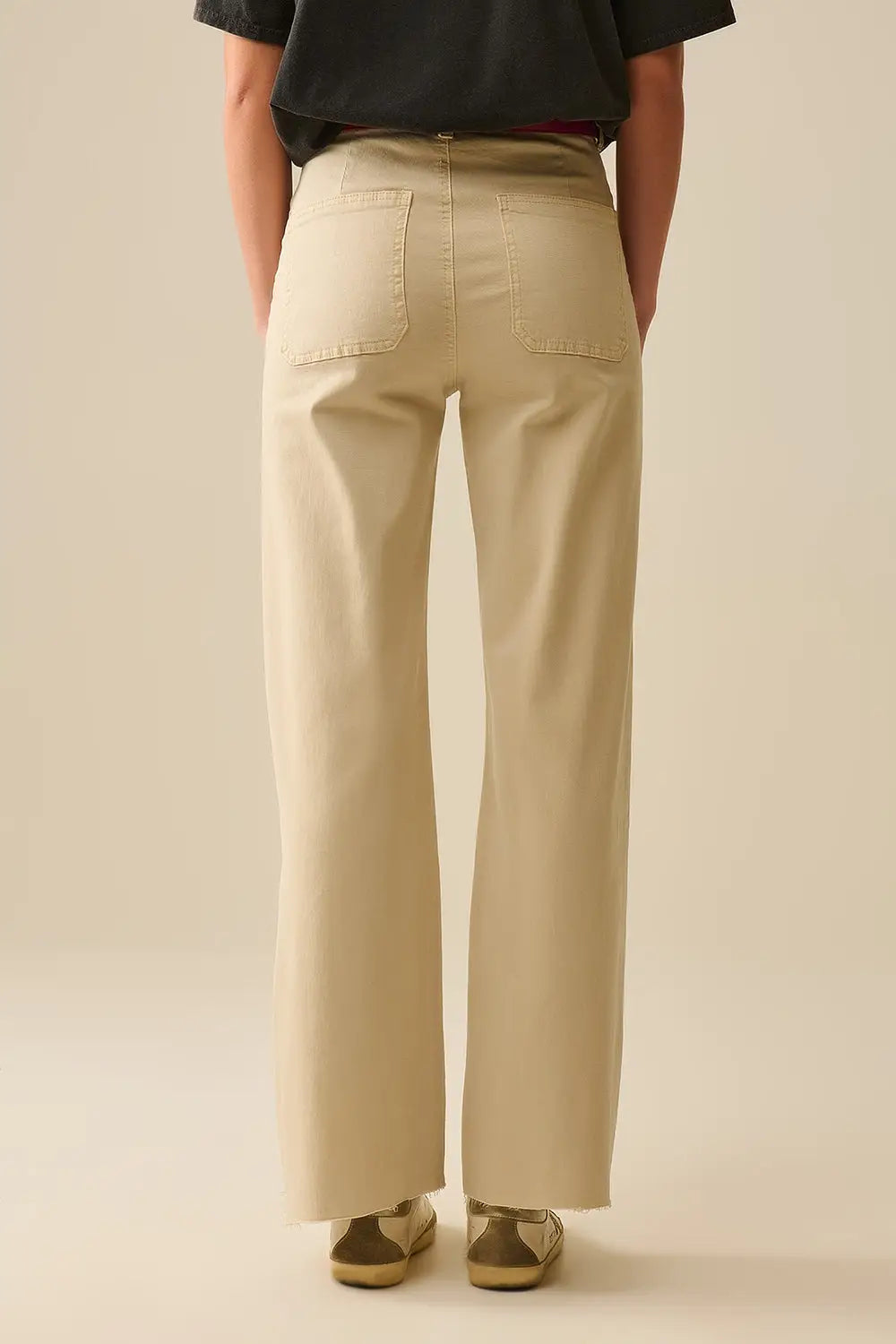 wide leg pants with front pockets in beige - Jeans
