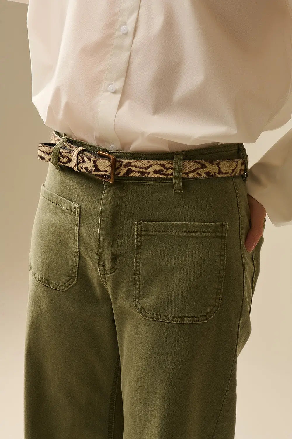 wide leg pants with front pockets in Khaki - Jeans
