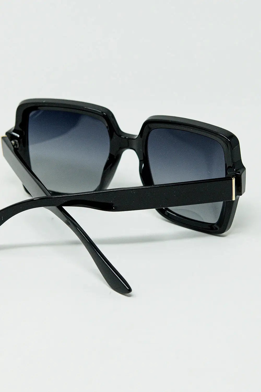 Wide square frame sunglasses with gold detail on the temples - One Size / Black
