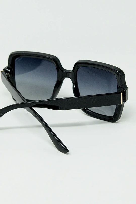 Wide square frame sunglasses with gold detail on the temples - One Size / Black