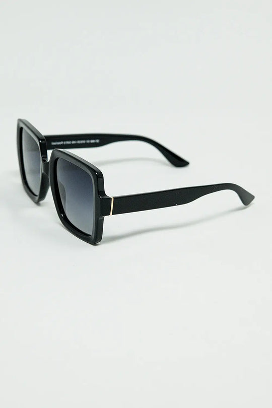 Wide square frame sunglasses with gold detail on the temples - One Size / Black