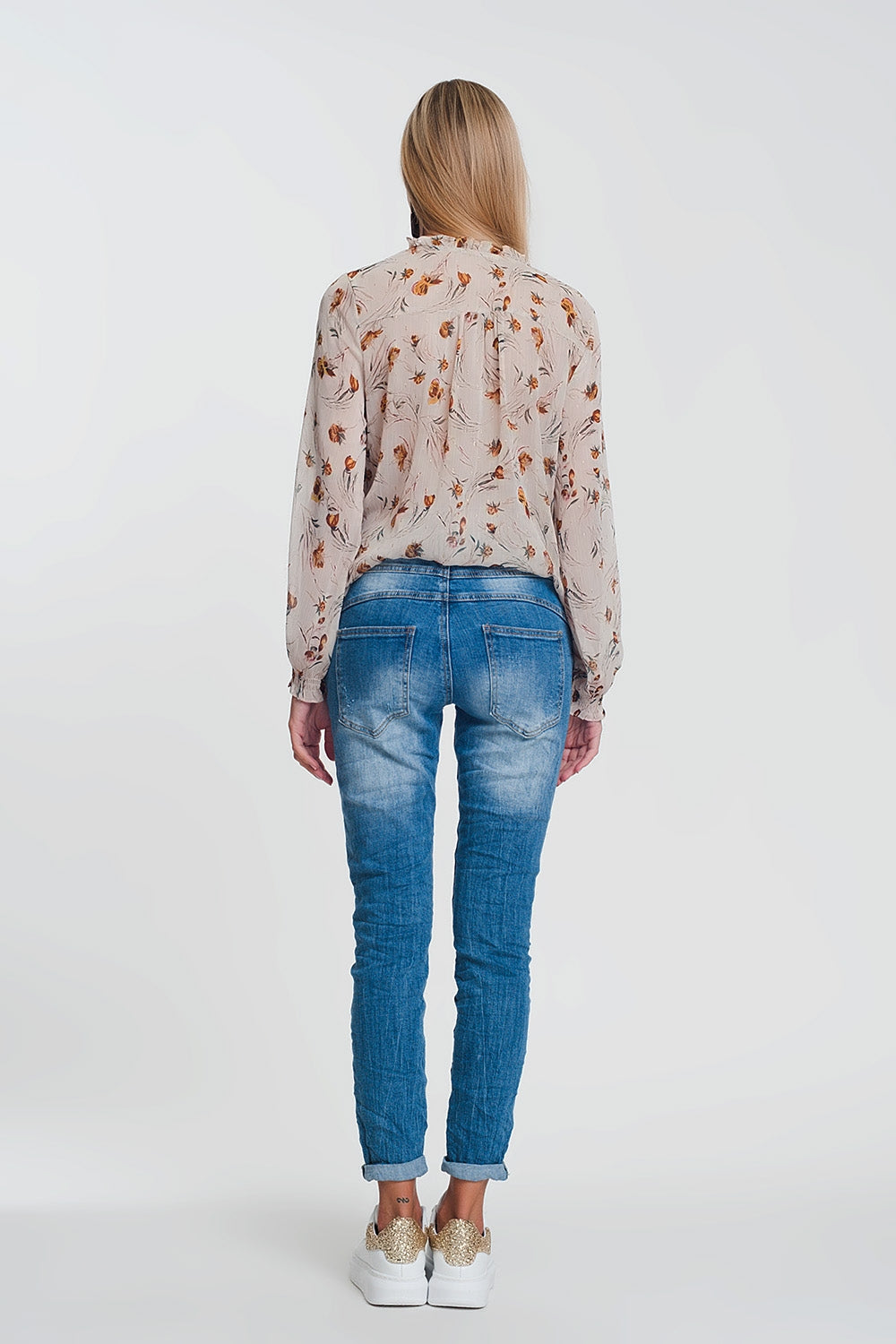 Wrinkled boyfriend jeans in light denim with ripped details