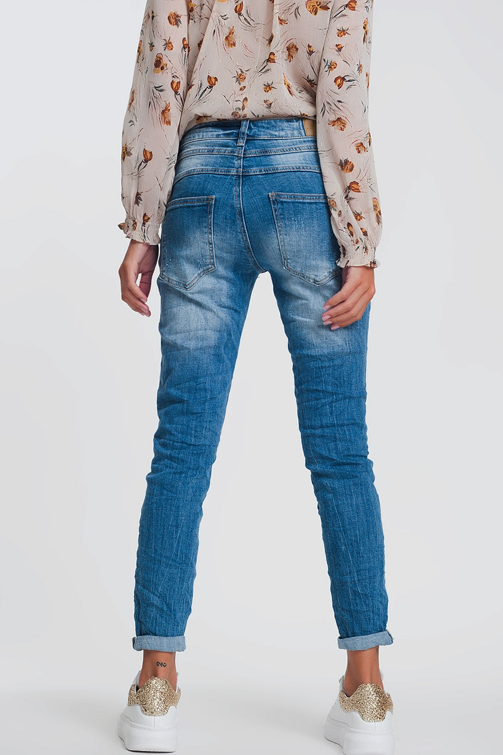 Wrinkled boyfriend jeans in light denim with ripped details