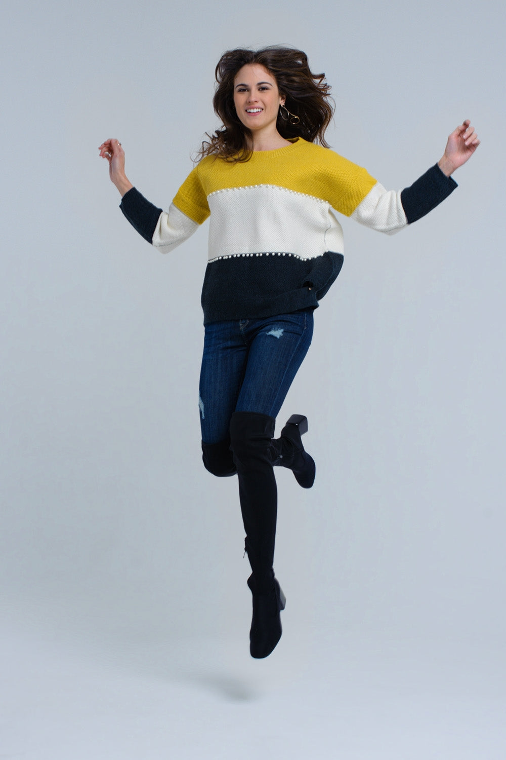 Q2 Yellow knitted sweater with pearls