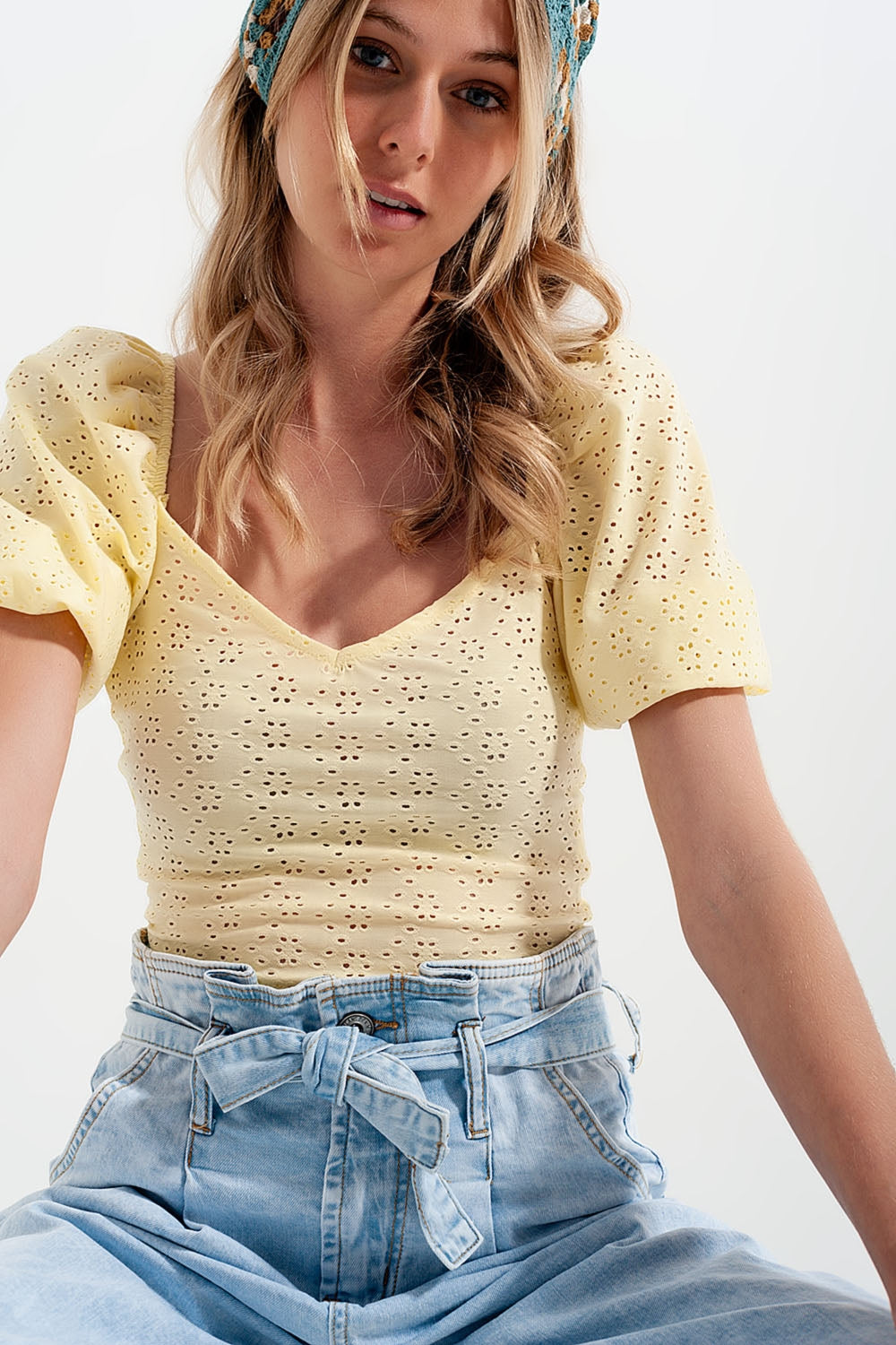 Yellow short top in batiste fabric with puffed sleeves