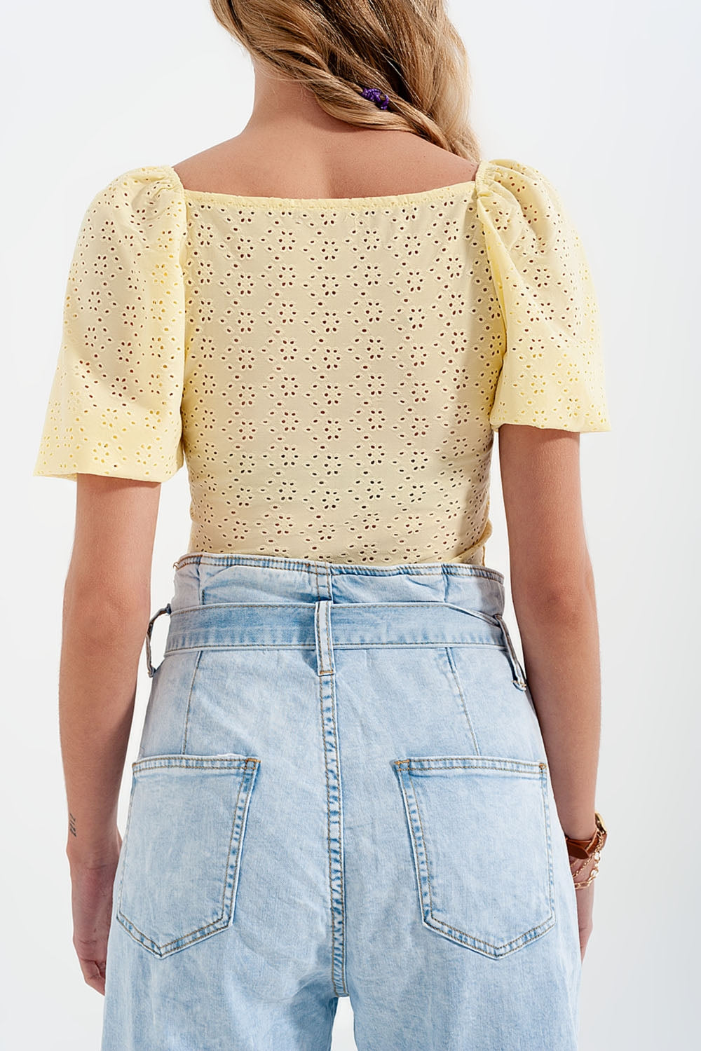 Yellow short top in batiste fabric with puffed sleeves