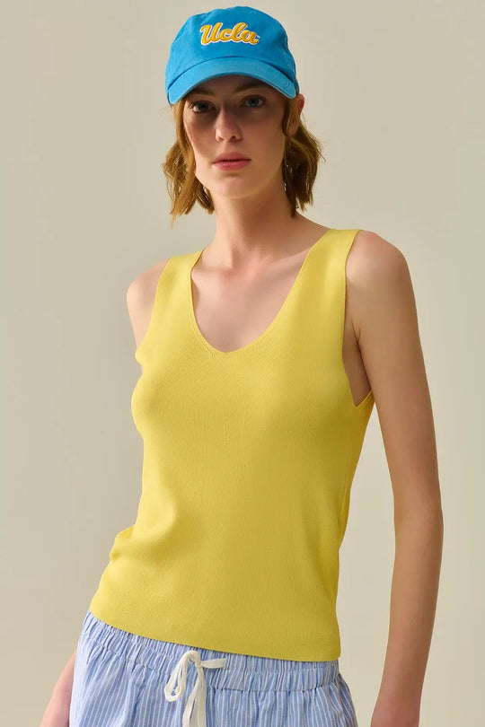 Q2 Yelow sleeveless fine knitted top With V-Neck