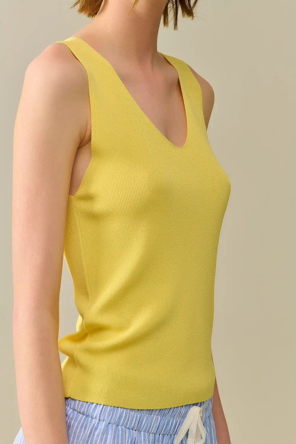 Yelow sleeveless fine knitted top With V-Neck - One Size / Yellow - Sweaters